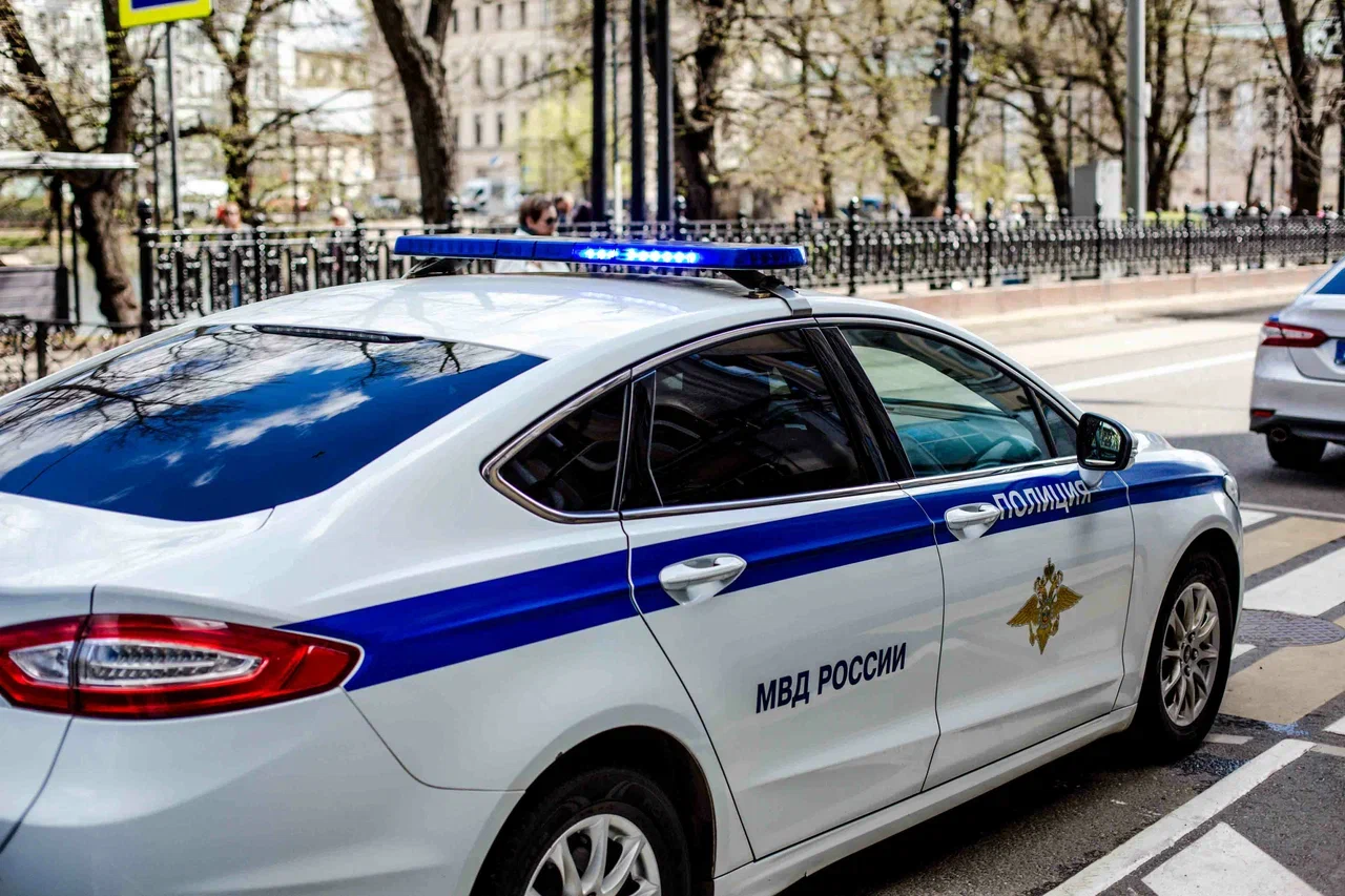 Полиция и скорая в Новосибирске прибыли к торговому центру на Высоцкого
