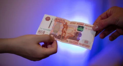 Кузбассовцам объяснили, чем грозит получение зарплаты в конверте