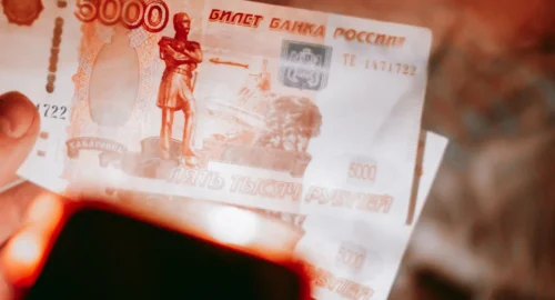 В Новосибирске требуют наказания для женщины, исчезнувшей с деньгами на выпускной