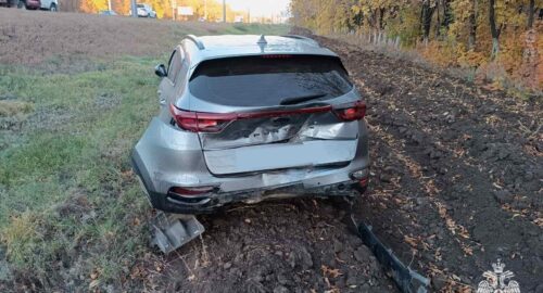 Под Кемеровом иномарка слетела в кювет после жесткого ДТП